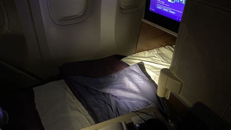 Flight Review Thai Airways B777 300 Royal Silk Business Class London