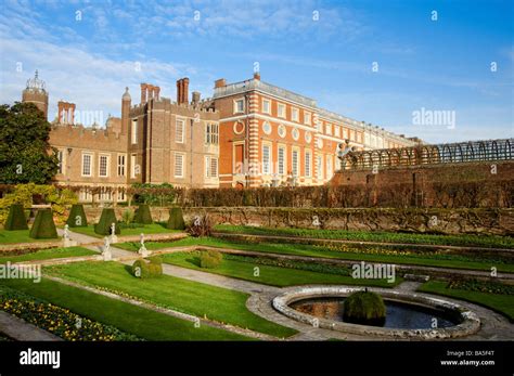 Pond Gardens Hampton Court Palace Stock Photo Alamy