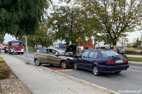 Wypadek Na Lniarskiej Czo Owe Zderzenie Dw Ch Samochod W