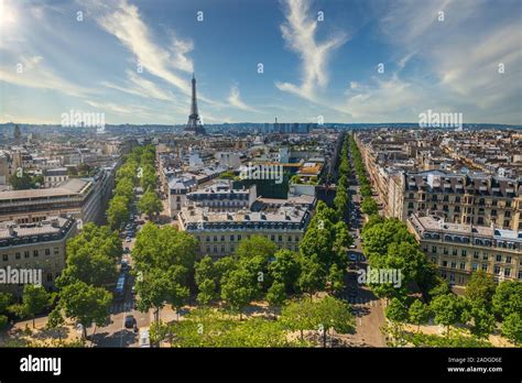 Der Eiffelturm Wahrzeichen Von Paris Stockfotografie Alamy