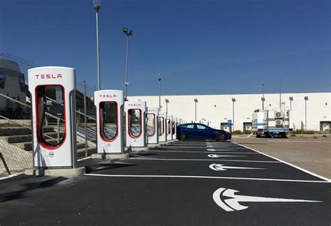 Tesla Abre El Primer Supercargador V3 En España Capaz De Recargar