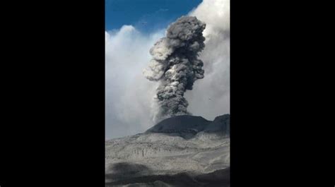 La impresionante vista del volcán Sabancaya uno de los más activos del