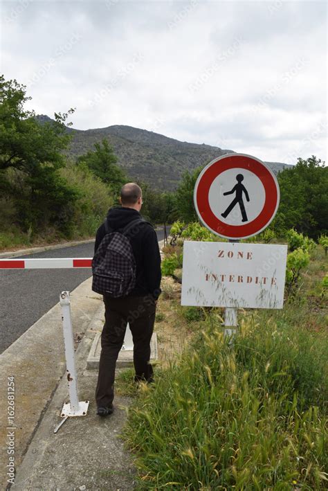 Panneau Zone Interdite Interdit Aux Pi Tons Photos Adobe Stock