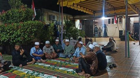 Tunggu Kedatangan Jenazah Ipda Imam Agus Husein Warga Padati Rumah