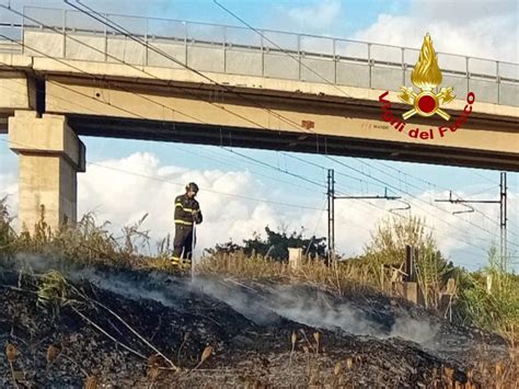 Un Incendio Di Sterpaglie Blocca La Linea Ferroviaria A Castel Del