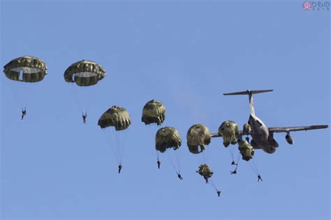 航空機から飛び出す「空挺降下」というお仕事 陸自の精鋭部隊、配属までの遠い道のり（乗りものニュース）