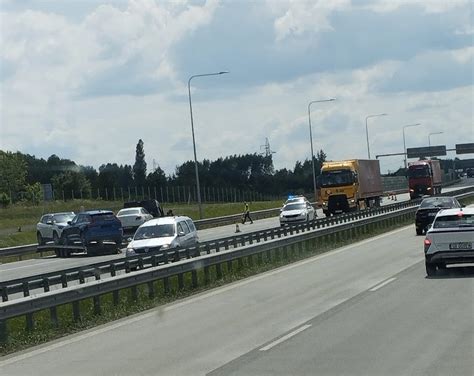 Wystrzał opony w lawecie Wypadek na autostradzie A1 niedaleko