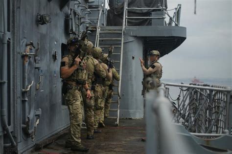 The Pic Of The Day Marine Corps Join Navy Seal Team In Vbss Training