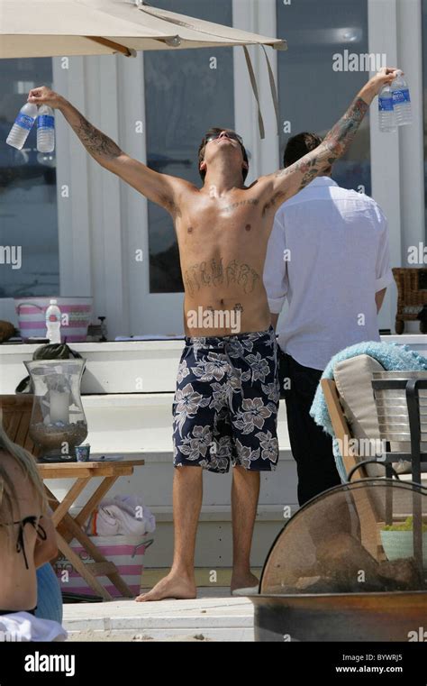 STEWART tragen von Parteien mit BIKINI BABES Rod Stewart Sohn Sean genießt nach in