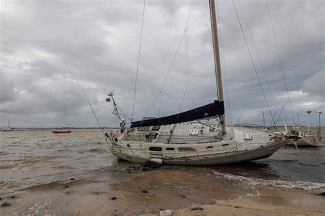 Premium Photo | Yacht sunk after the effects of hurricane norma october 2023 la paz baja ...