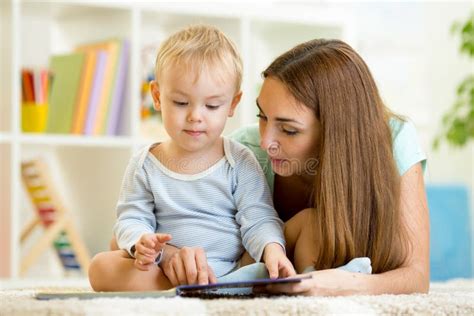 Petite Fille Heureuse Mignonne Jouant Avec Les Jouets Et Le Livre De