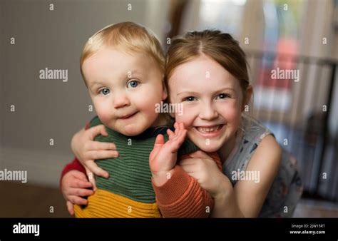 Une Grande Soeur Et Son Petit Frère Banque De Photographies Et Dimages