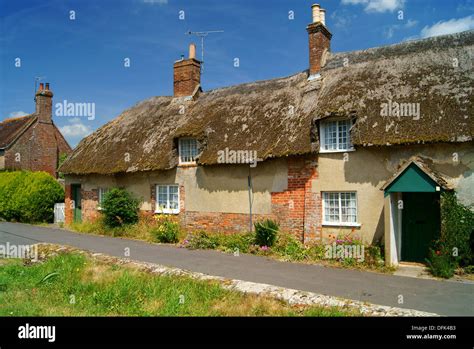 Moreton Cottages Hi Res Stock Photography And Images Alamy