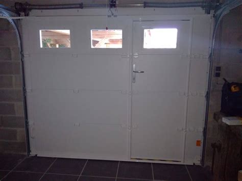 Porte de garage sectionnelle isolée avec portillon bois eco concept fr