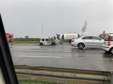 Paura Sulla Ss Ad Assemini Auto Avvolta Dalle Fiamme Casteddu On