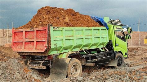 Dump Truk Hino Dutro Jomplang Muatan Full Bak Tanah Timbunan Youtube