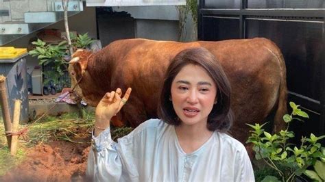 Tak Mau Ribut Dengan Ketua RT Dewi Perssik Sembelih Sapi Kurban Di