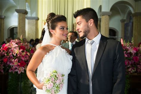 Hoje em O Outro Lado do Paraíso Casamento de Melissa e Diego agita