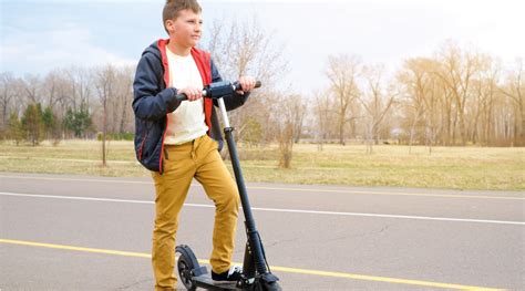 Bien Choisir La Trottinette De Son Enfant Trottinette Enfant Ans