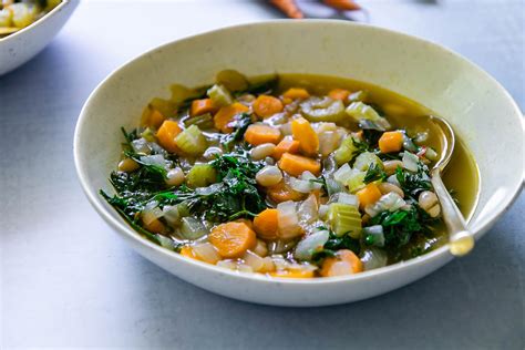 No-Waste Carrot Greens Soup ⋆ Easy Vegetable Soup with Carrot Tops!