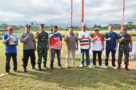 Danrem Wijayakusuma Serahkan Trophy Lomba Burung Merpati Terbang Tinggi