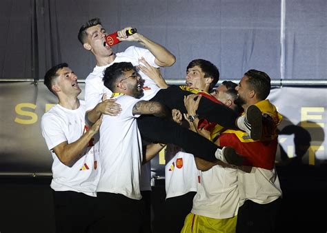 Dani Olmo se arranca cantando Estopa en la celebración y todo el mundo