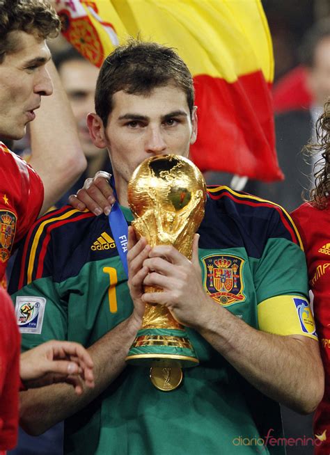 Iker Casillas Besa La Copa Del Mundo