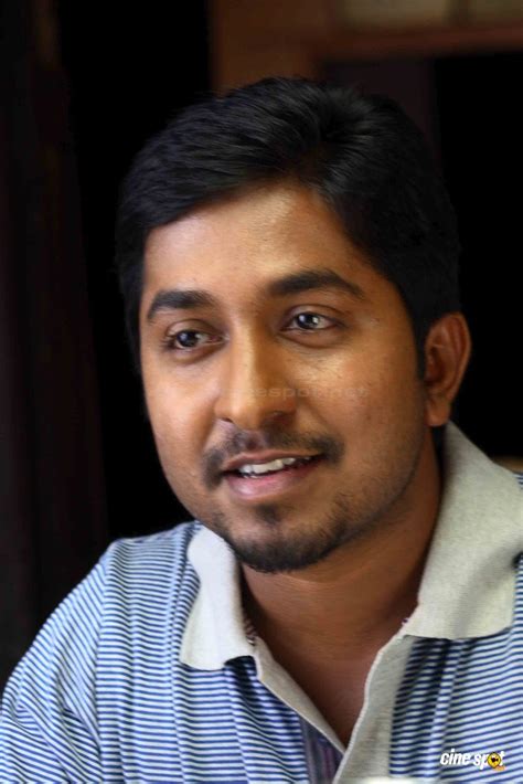 Vineeth Sreenivasan to tie knot on Oct 18 | WELCOME