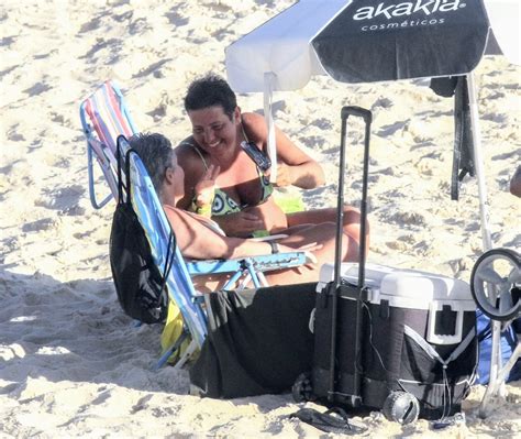 Em Rara Apari O Claudia Rodrigues Se Diverte Namorada Em Praia