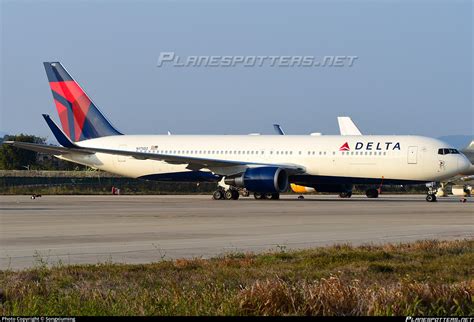 N Dz Delta Air Lines Boeing Er Wl Photo By Songxiuming Id