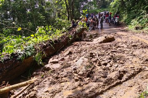 Foto Jalur Perbukitan Piket Nol Longsor Akses Lumajang Malang