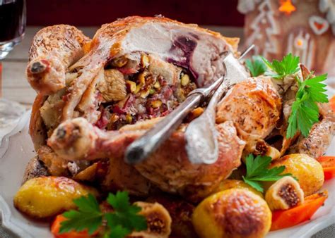 Pularda rellena de higos y pistachos al horno receta navideña