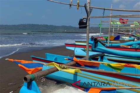 Ribuan Nelayan Cilacap Tidak Melaut Akibat Gelombang Tinggi Enam Meter