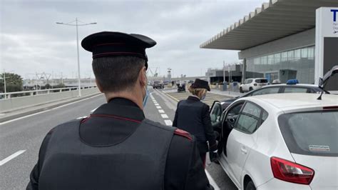 Fiumicino Controlli Dei Carabinieri In Aeroporto Altri Ncc