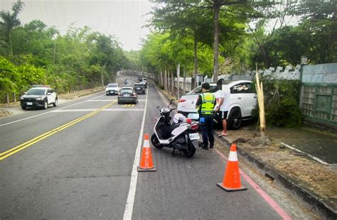 男子駕車不慎擦撞路樹及路牆 警馳援現場幸擦傷無礙 蕃新聞