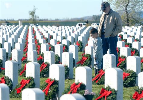 Volunteers Lay 40000 Wreaths At Sacramento Valley National Cemetery