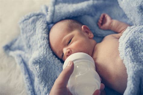 How To Bottle Feed With Newborn Formula Well Being Tips