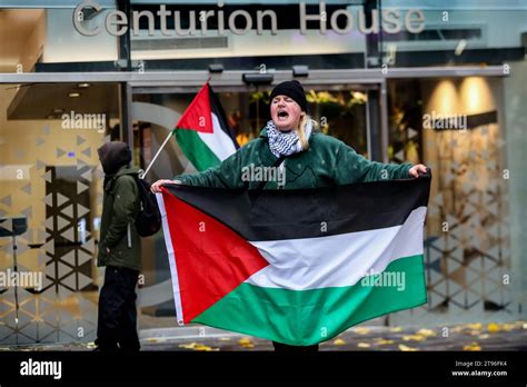 Ein Aktivist Singt Slogans W Hrend Er Eine Pal Stinensische Flagge Vor