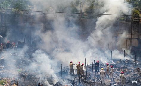 Fire Breaks Out In Delhi Slum 12 Fire Engines Rushed To Spot