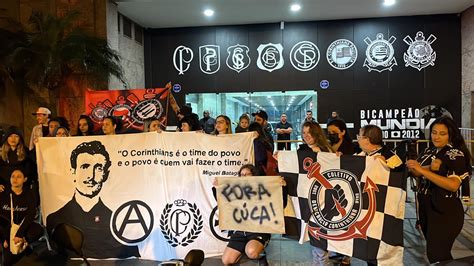 Torcedores Do Corinthians Protestam Contra Diretoria E Cuca Em Frente