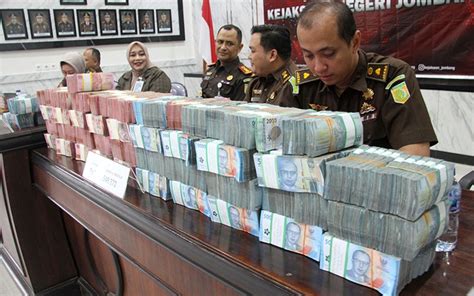 Penampakan Tumpukan Uang Miliaran Rupiah Hasil Korupsi