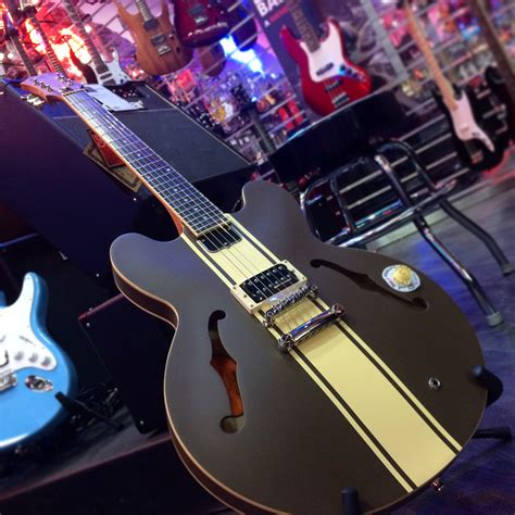 Tom Delonge Es 333 Signature Guitar Brown Guitar And Bassepiphone Tom