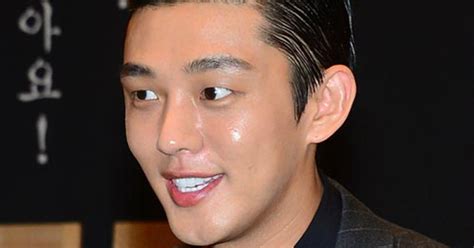 포토 유아인 예의바른 90도 폴더 인사