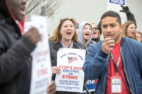 Stop & Shop Workers Are on Strike at Over 240 Stores in New England - The New York Times