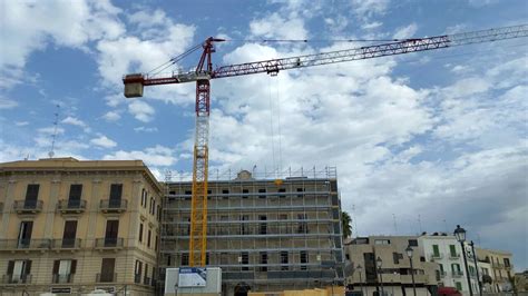 Lavori A Palazzo Starita Spunta Una Gru In Piazza Del Ferrarese