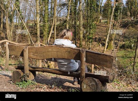 Vieille Dame Assise Sur Un Banc En Bois Banque De Photographies Et D