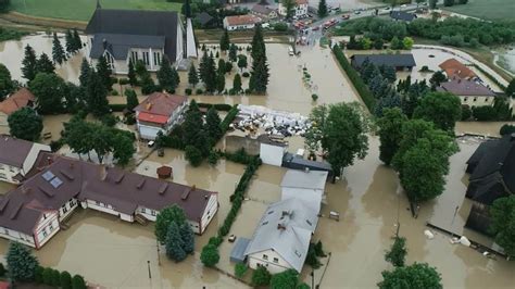 Podtopienia w Polsce Z żywiołem walczą tysiące strażaków