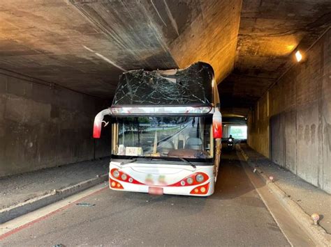 高雄遊覽車卡涵洞！駕駛下場超慘