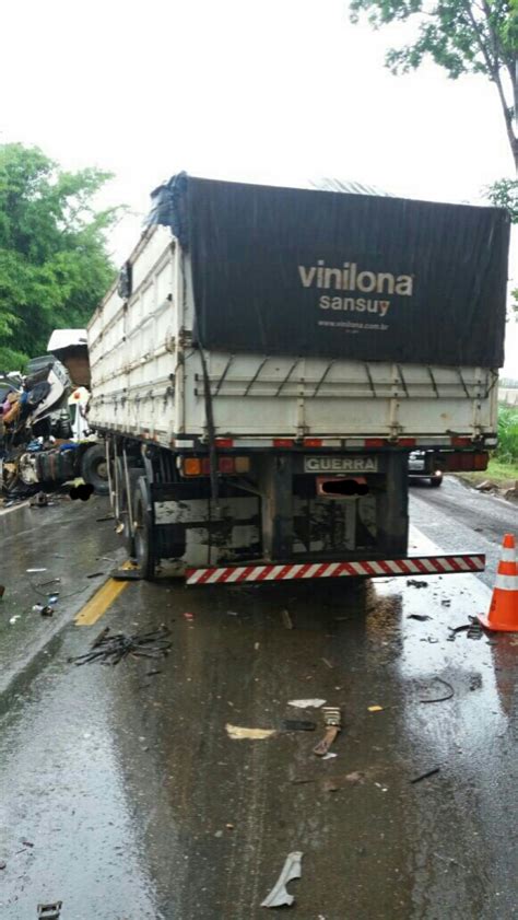 Batida Frontal Entre Duas Carretas Deixa Motorista Morto Na Br 040 Em