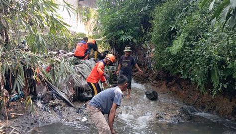 Personel Bpbd Kota Sukabumi Gercep Bersihkan Sampah Di Sungai Gang Nusa